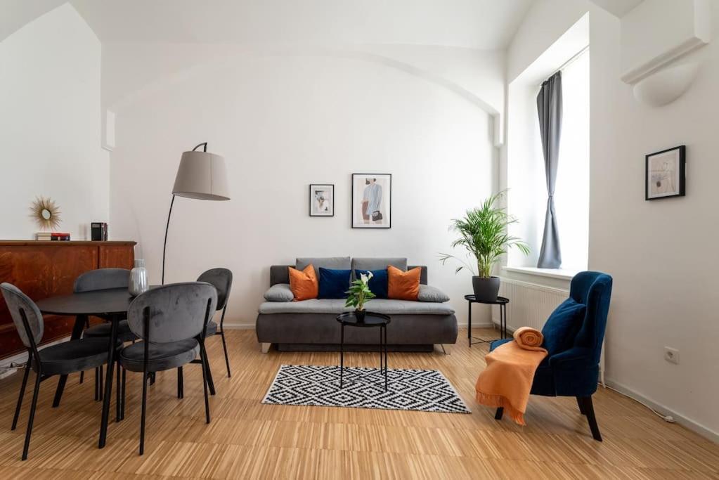 Pristine 1br Steps From By Hm Appartement Vienne