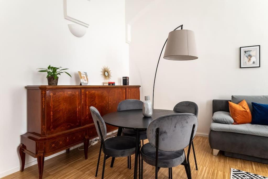 Pristine 1br Steps From By Hm Vienne