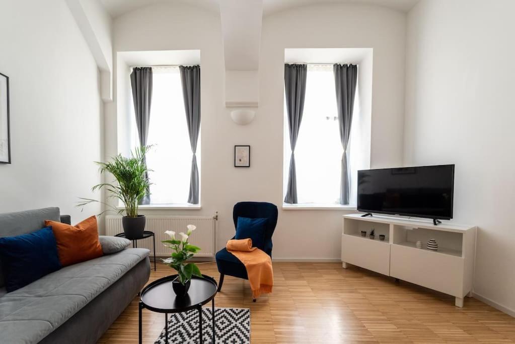 Pristine 1br Steps From By Hm Appartement