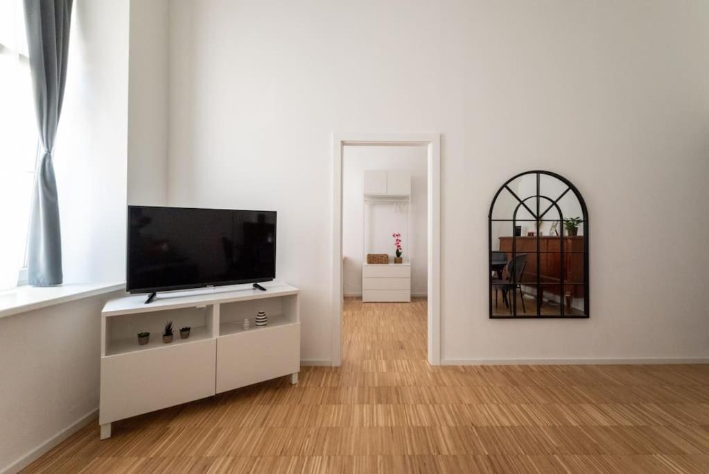Pristine 1br Steps From By Hm Vienne
