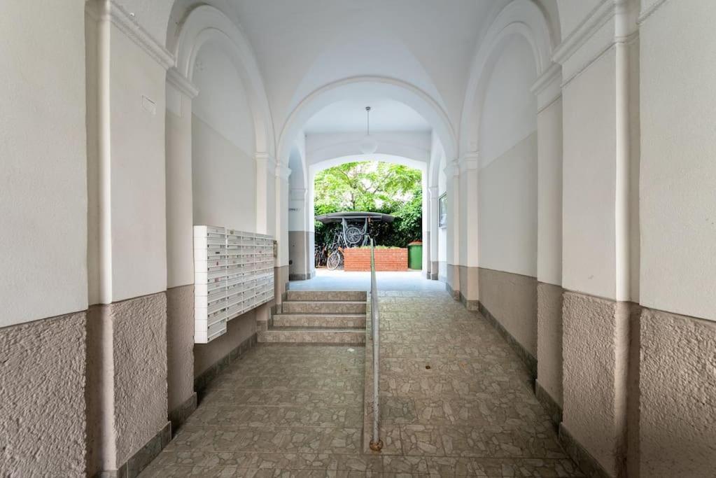 Pristine 1br Steps From By Hm Appartement *