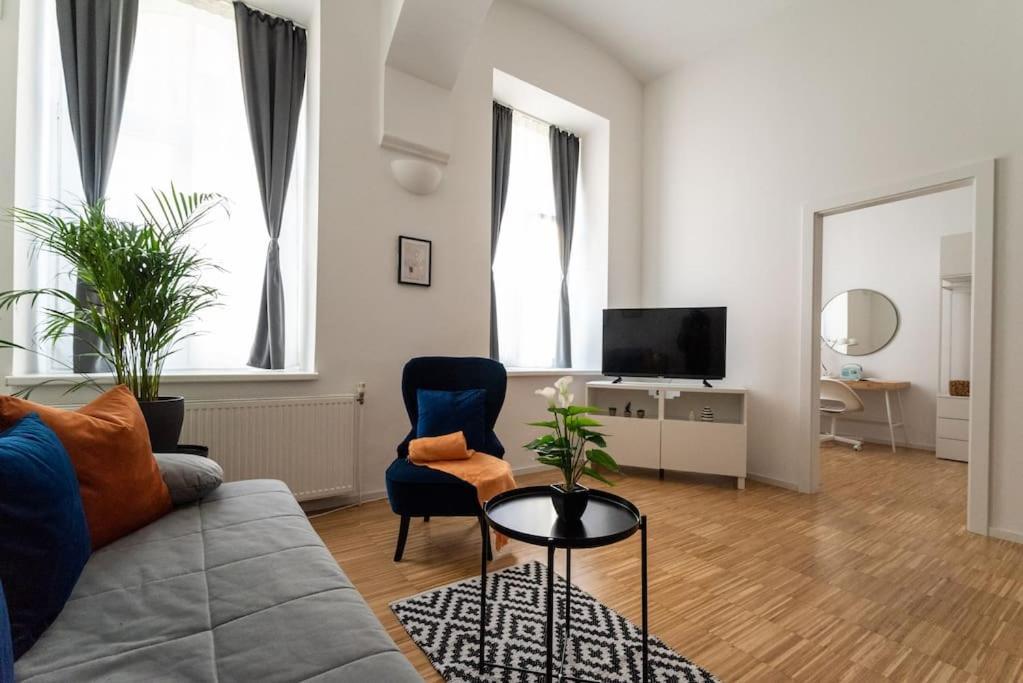 Pristine 1br Steps From By Hm Vienne