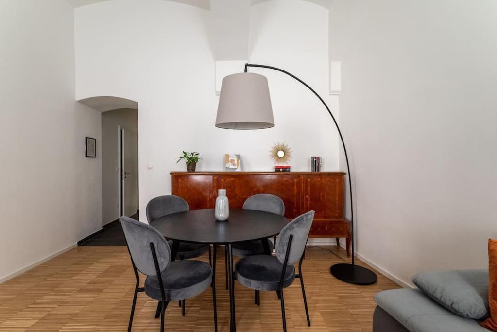 Pristine 1br Steps From By Hm * Vienne